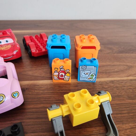 Lego Duplo Lot of 24 Pieces Construction Vehicles Garbage Cans Cars People - Picture 7 of 7